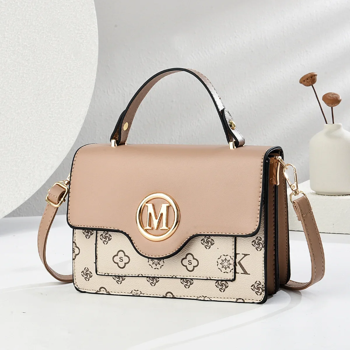 New Small Square Women's Bag Carefully Crafted By Parisian Fashion Designers, Small and Portable, with Attention To Detail