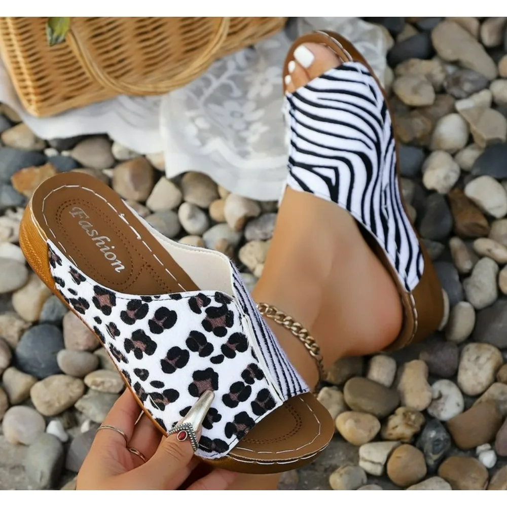 

Летние женские сандалии на танкетке с леопардовым принтом, мягкой подошвой и круглым носком, шлепанцы на платформе, простые вьетнамки для пляжа