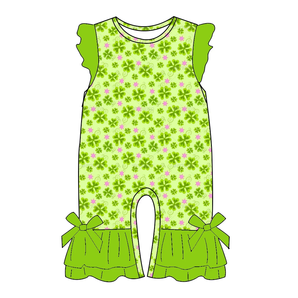 Mameluco del Día de San Patricio con mangas aleteadas y volantes tela de seda leche con estampado de trébol de cuatro hojas