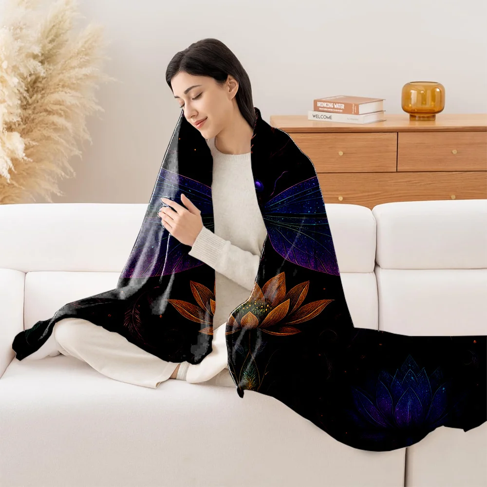 قطعة واحدة من بطانية الفانيلا الفاخرة - رمي ناعم ثقيل الوزن لجميع المواسم مع اليعسوب الأرجواني الأزرق الأنيق وطباعة اللوتس، آلة كان #6