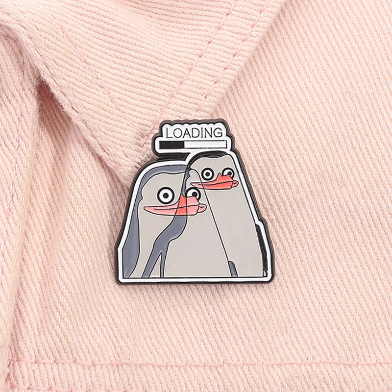 Pinguin Loading Emaille Pin Cartoon Niedliche Tier Brosche Revers Rucksack Abzeichen Lustiger Schmuck Accessoires Geschenk für Kinder Freunde ﻿