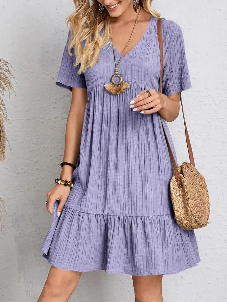 Elegantes Damen-Minikleid mit V-Ausschnitt und kurzen Ärmeln, einfarbig, locker geschnitten, mit Rüschensaum, lässiges Boho-Sommerkleid für den Urlaub am Strand. – Detail 22