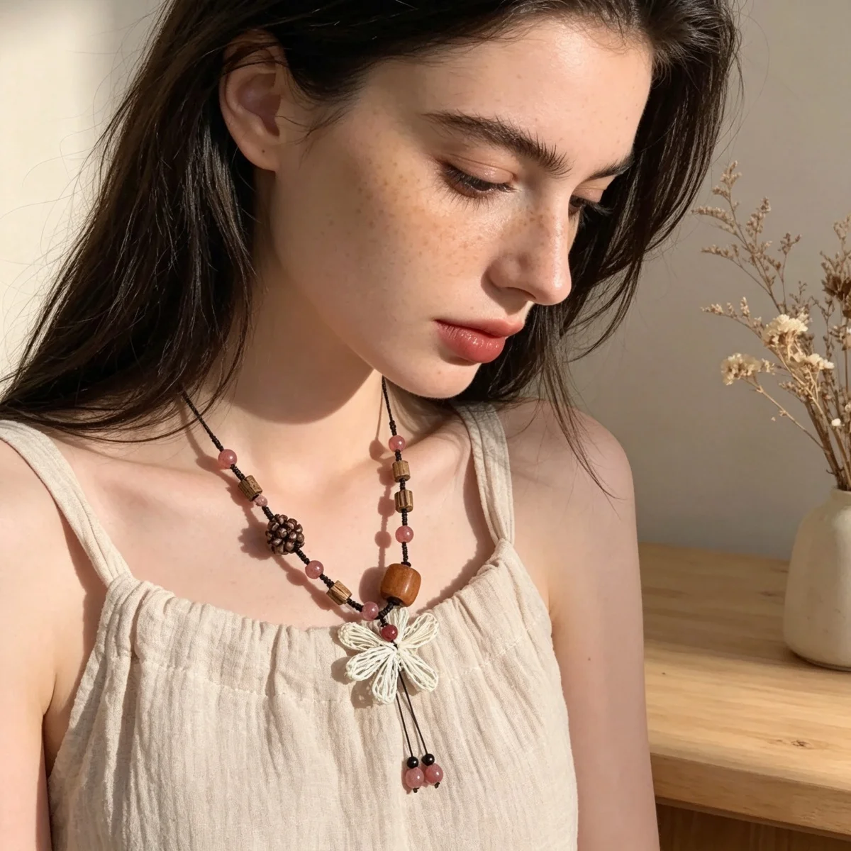 Ethnische handgewebte Strohblumen-Anhängerkette für Frauen, rosa Naturstein, Holzperlen, lange Kette, Pulloverkette, Boho-Schmuck – Detail 16
