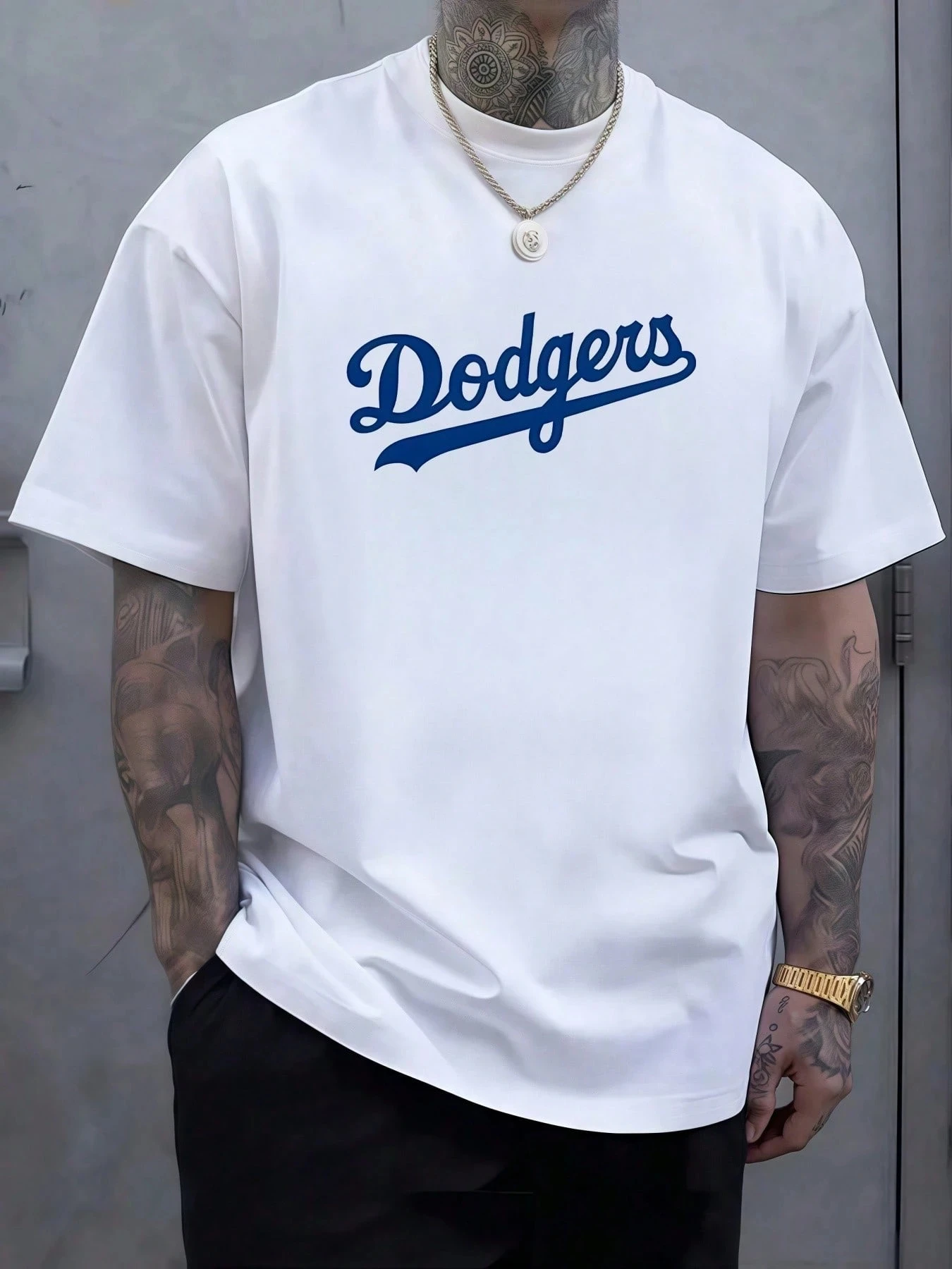 Camiseta para hombre con emblema de los Dodgers en azul intenso que celebra la herencia atemporal del béisbol y el orgullo del equipo.