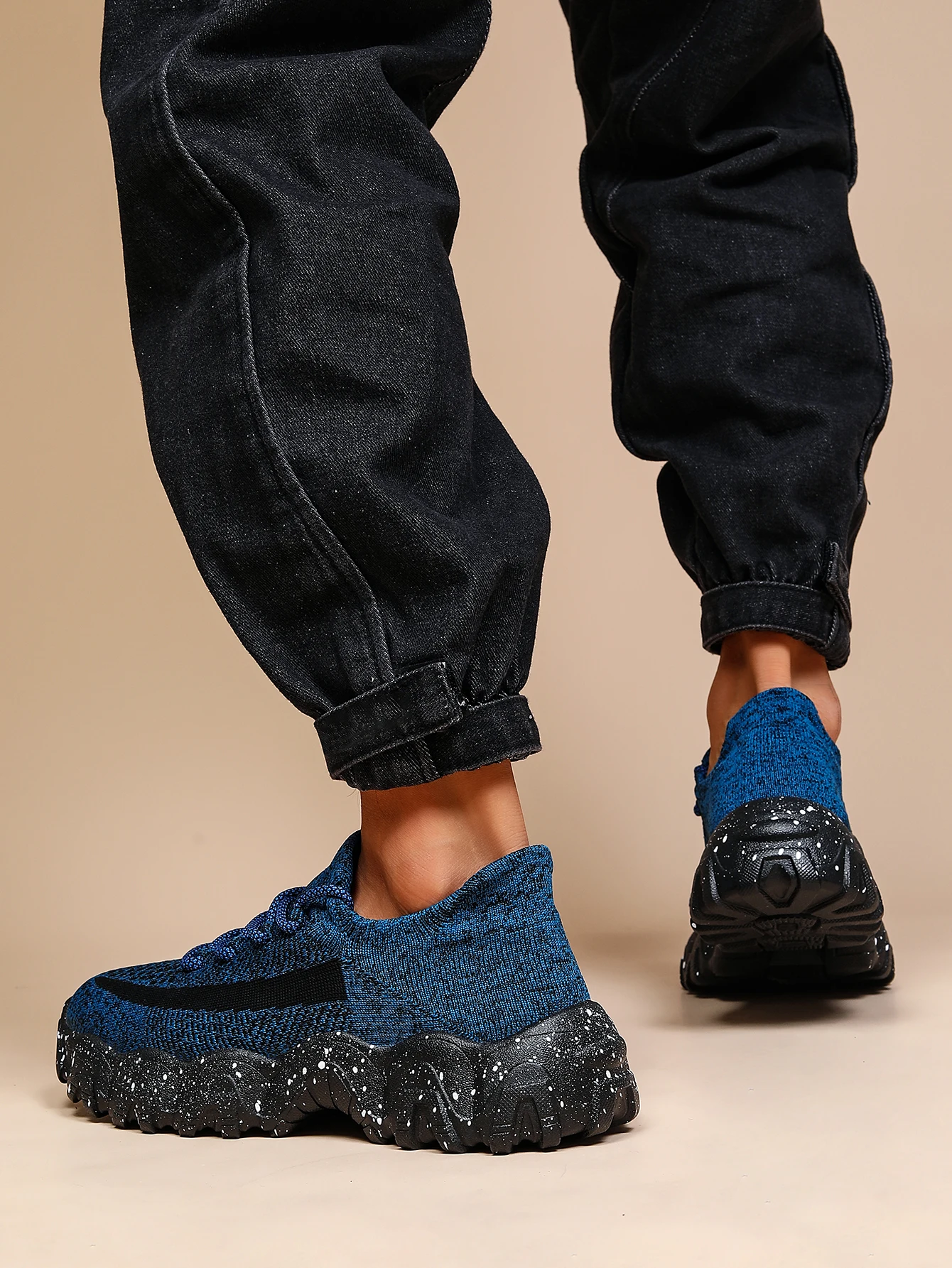Atmungsaktive Herren-Sneaker aus Strickstoff, leichte, elastische Laufschuhe, rutschfeste, robuste Gummisohle, sportliche Schuhe. – Detail 2