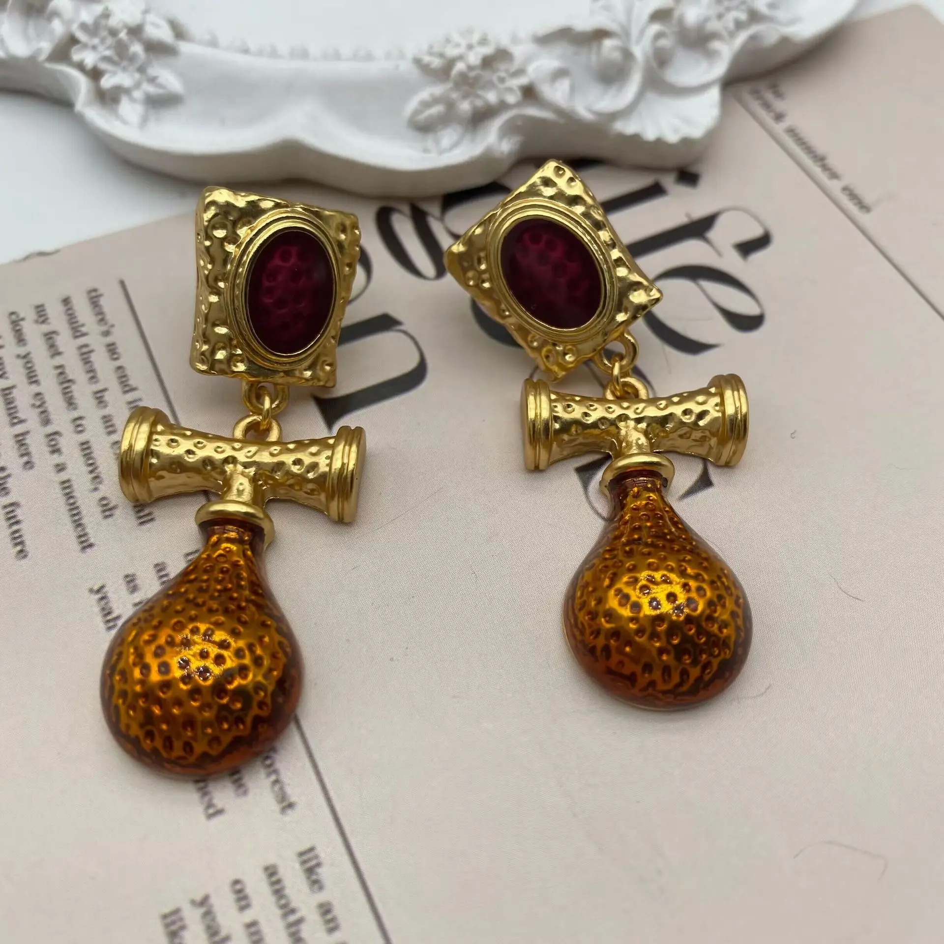 Medieval Western Enamel Color TV with Real Gold Plating, Light Luxury, Fashionable and Versatile Labeled Ear Studs