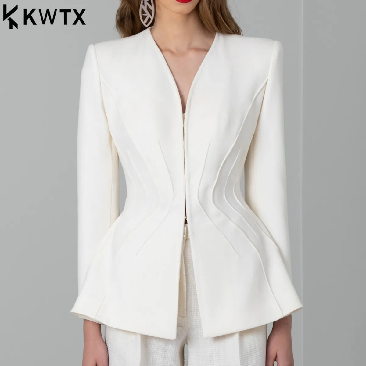 

Новинка KWTX 2026: Женский белый блейзер без воротника, с акцентными швами на плечах и приталенным силуэтом, в офисном стиле