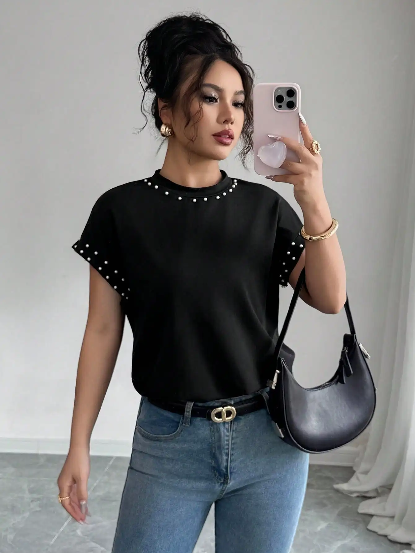 

Женская черная футболка с круглым вырезом, коротким рукавом и жемчужными украшениями