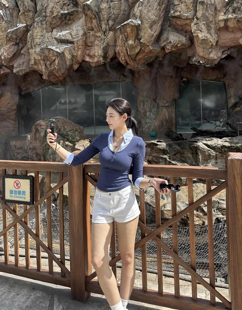 Top ajustado de manga tres cuartos con botones en la parte delantera para mujer con cuello camisero y detalle de puño