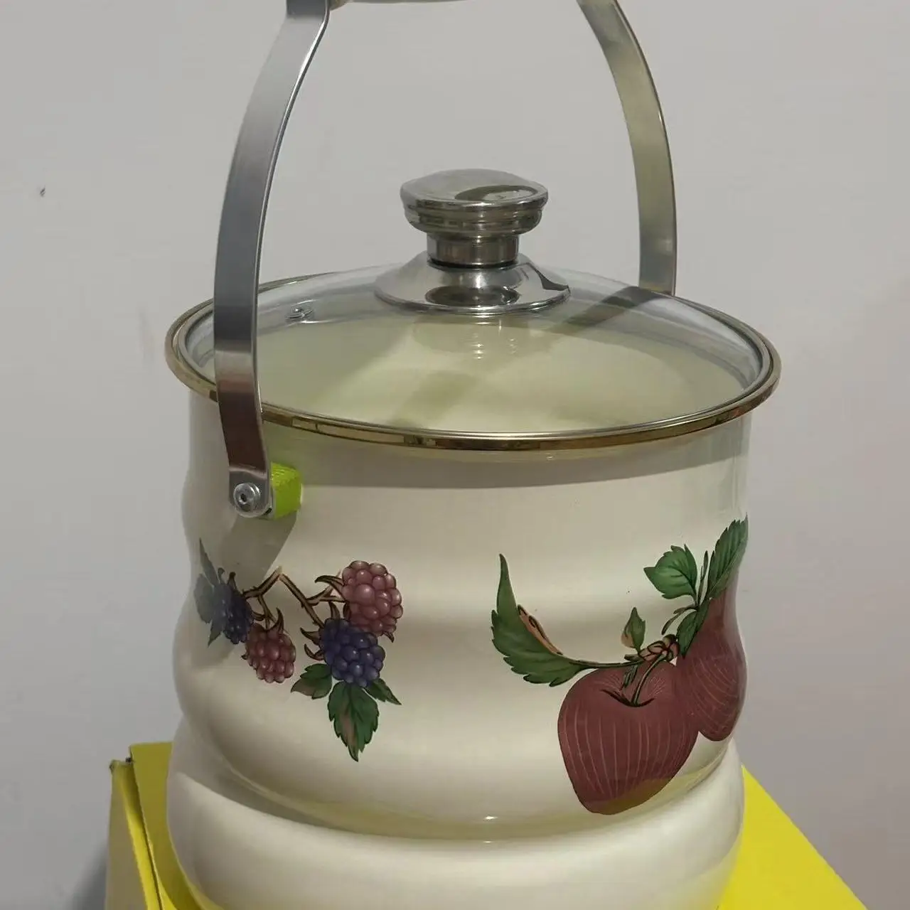 Factory Direct 2026 Top RatedEnamel milk bucket portable 8 liters large capacity diameter 22 cm height 22 cm with glass cover