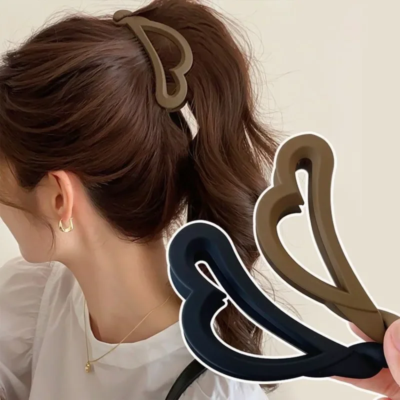 

Vintage Heart-Shaped Banana Hair Clip Non-Slip Acrylic Bow Twist Barrettes for Ponytail Holder Women Girls Daily Headwear.