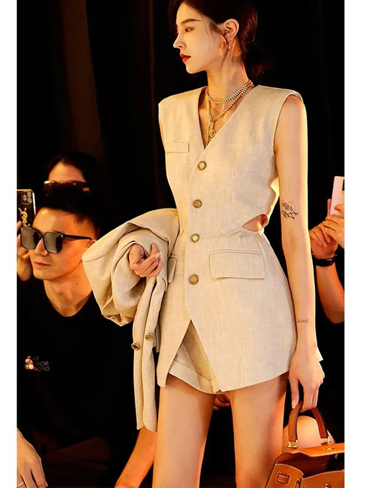 

2025 Высококачественный корейский элегантный модный комплект из 2 предметов для женщин, однобортный жилет, пальто без рукавов + короткие костюмы с высокой талией