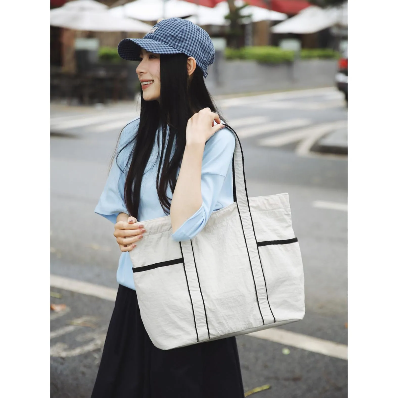 

Large capacity tote bag, simple and versatile daily commuting bag, women's 2025 summer new fashion trend shoulder bag