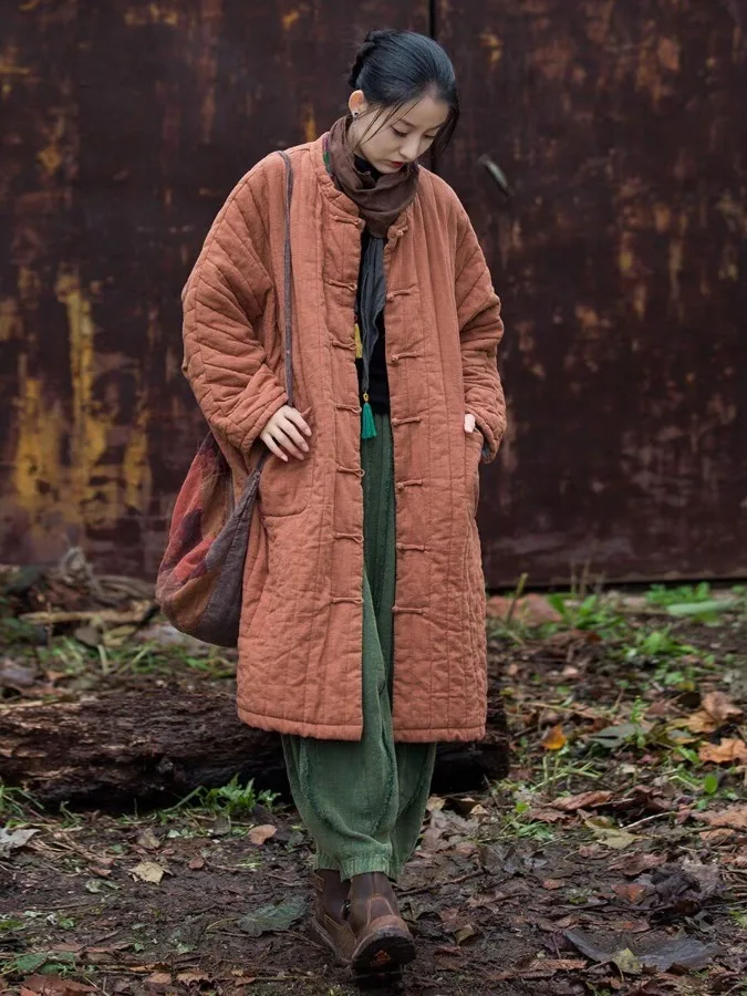 เสื้อโค้ทผู้หญิงผ้าฝ้ายลินินสไตล์จีนแบบใหม่ ติดกระดุม ความยาวปานกลาง ลายปักย้อนยุค แบรนด์ดัง