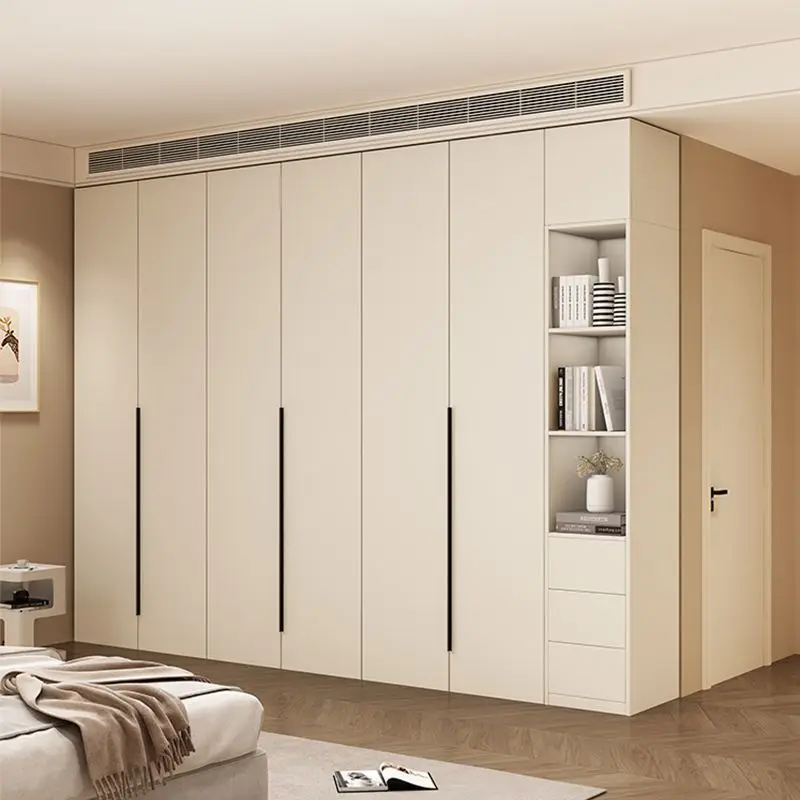 ตู้เสื้อผ้าสไตล์โมเดิร์นเรียบหรู สีครีม พร้อมบานประตูเก็บของ ด้านบนทำจากไม้เนื้อแข็งลายหนัง พร้อมโต๊ะทำงานในตัว