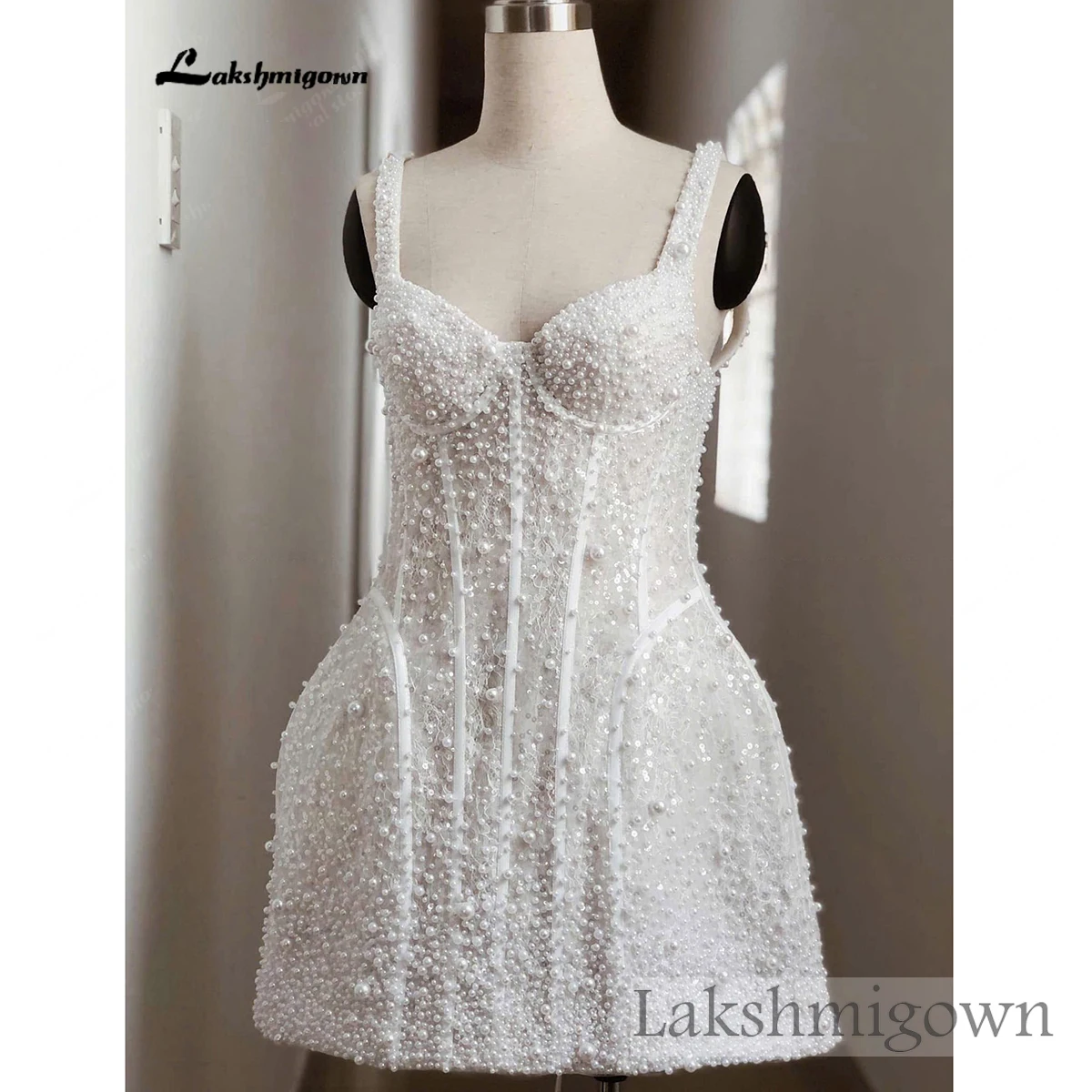 Lakshmigown Perlenverziertes Mini-Hochzeitskleid mit Transparentem Korsett-Mieder und Schnürung am Rücken für Empfang und Elopement. – Detail 7
