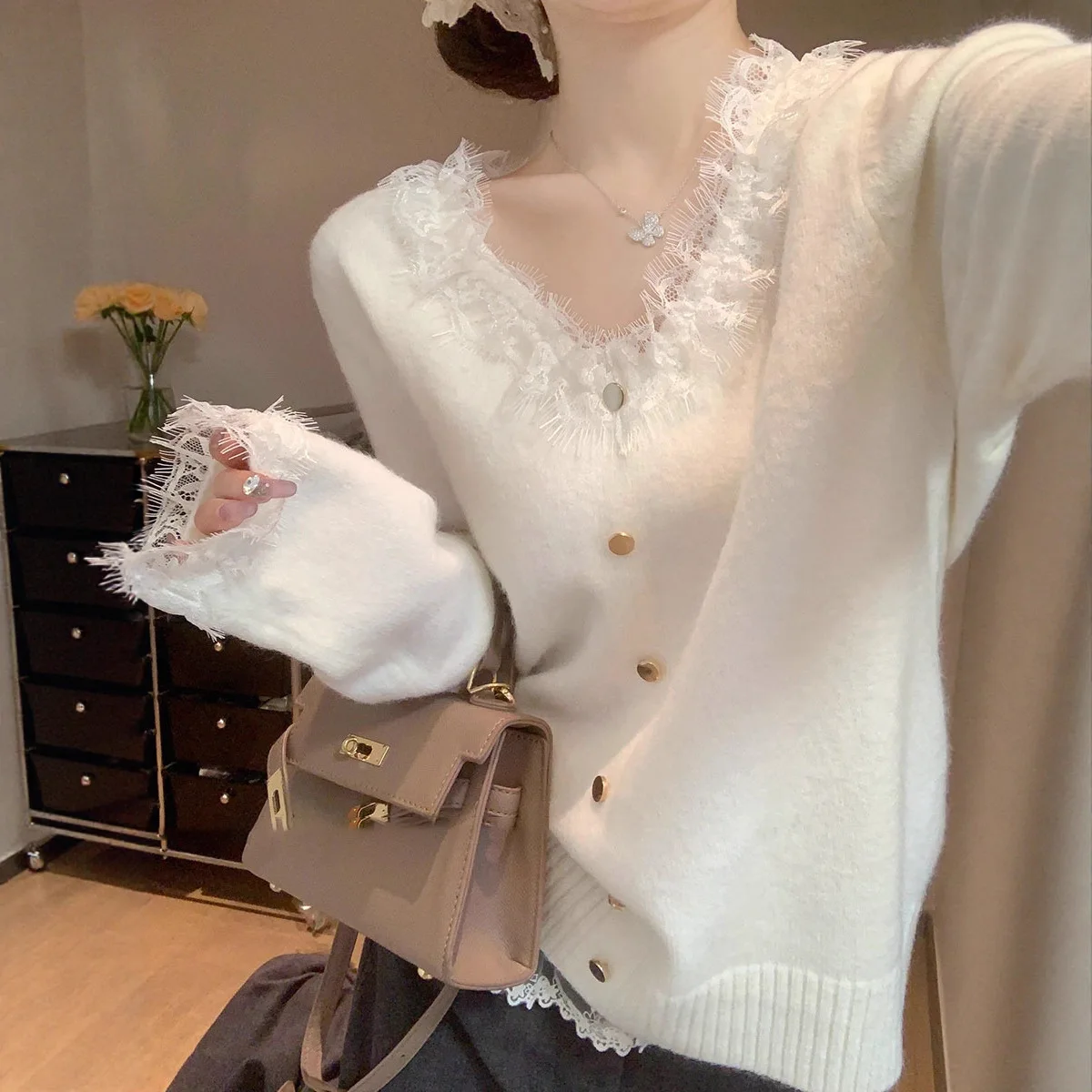 

2025 Autumn Winter Lace Trim V-Neck Lace Trim Metal Button Knitted Sweater Base Shirt Sweater