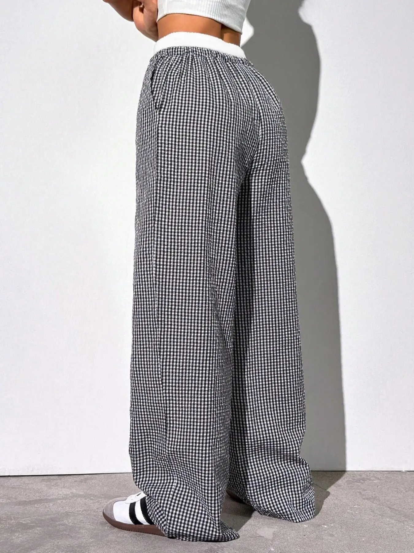 Spodnie codzienne plus size, luźny krój, blok kolorów i wzór w kratę, wygodny dzianinowy materiał na jesień i zimę.