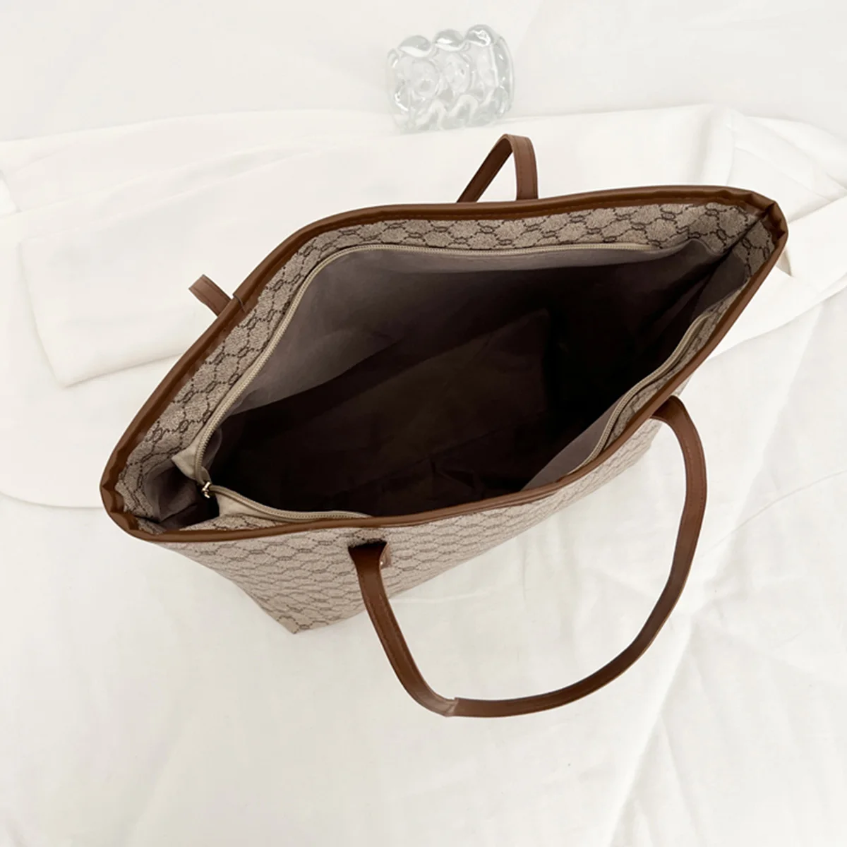Luxuriöse Vintage Damen Schultertasche mit Monogramm-Print und Nieten, PU-Leder Handtasche mit Großer Kapazität und Reißverschluss für den Arbeitsweg – Detail 4
