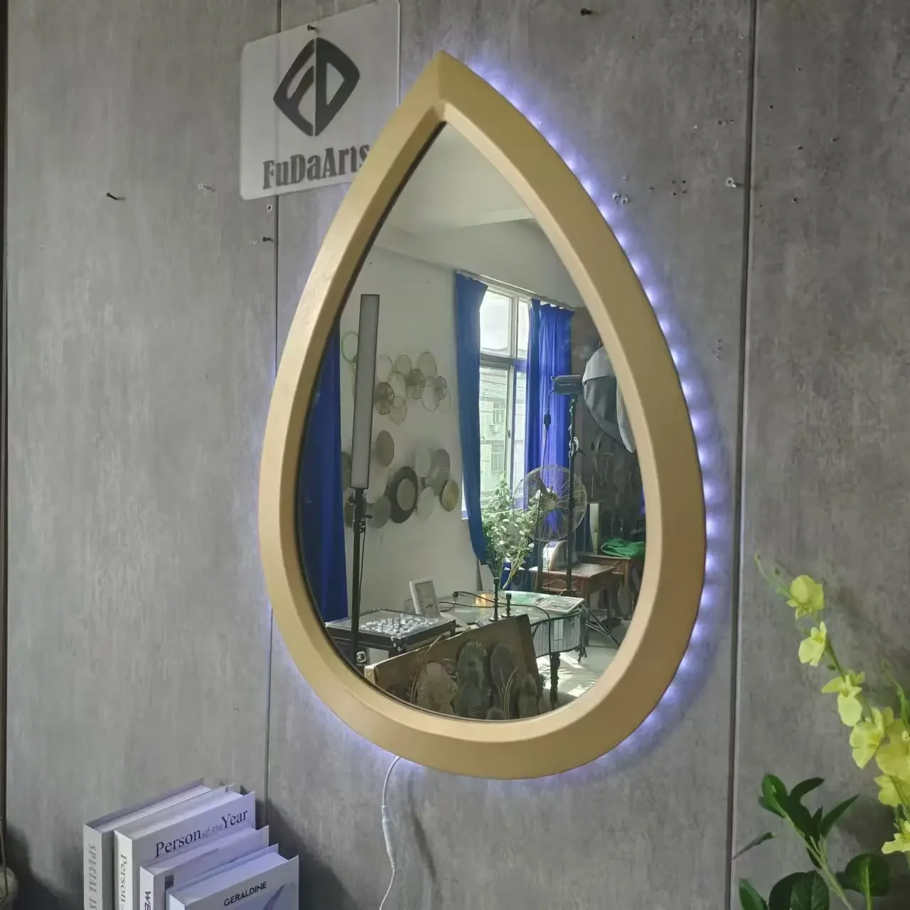 80X60 مع ضوء الليل LED شكل قلب متجر ملابس مخصص فندق فاخر جدار معلق غرفة نوم مرآة لوضع مساحيق التجميل دروبشيبينغ 2025