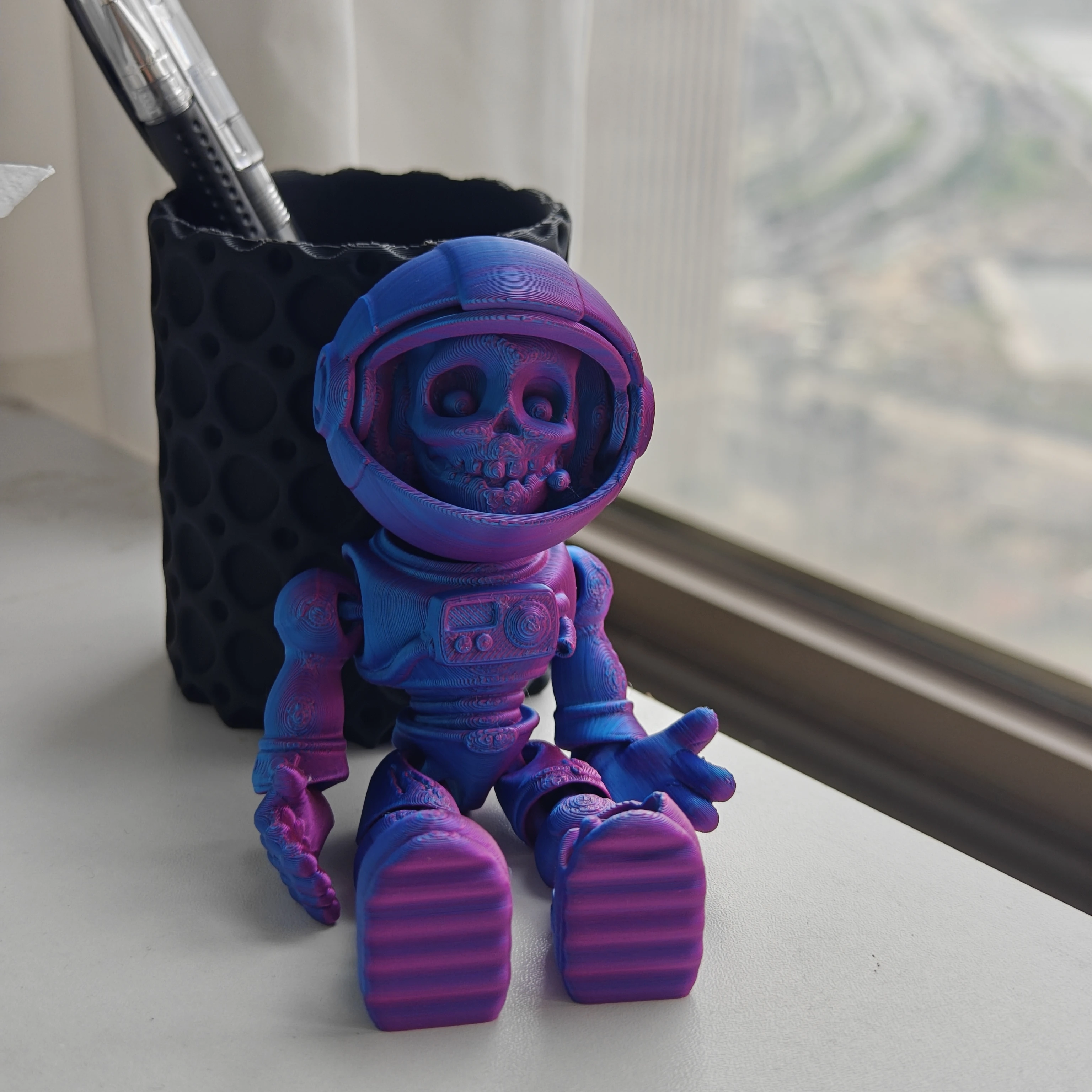 1pc3D printed skeleton astronaut, available in blue, purple, and green, with a switchable face mask, a futuristic home decor toy