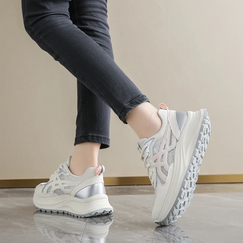 فورست غامب أحذية النساء 2025 الصيف نمط جديد شانغ شي تنفس تنوعا أحذية رياضية غير رسمية سميكة سوليد النساء حذاء أبيض