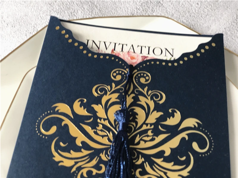 Kit de invitaciones de boda azul marino, chaqueta de tarjeta de invitación cortada con láser, bolsillo gategold, manga de invitación de boda azul oscuro y dorado, 50 unidades