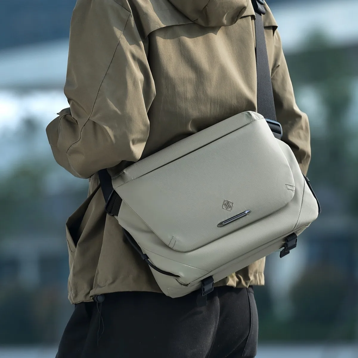 

Cool and trendy motorcycle men's single-shoulder bag, lightweight waterproof backpack, travel men's crossbody bag