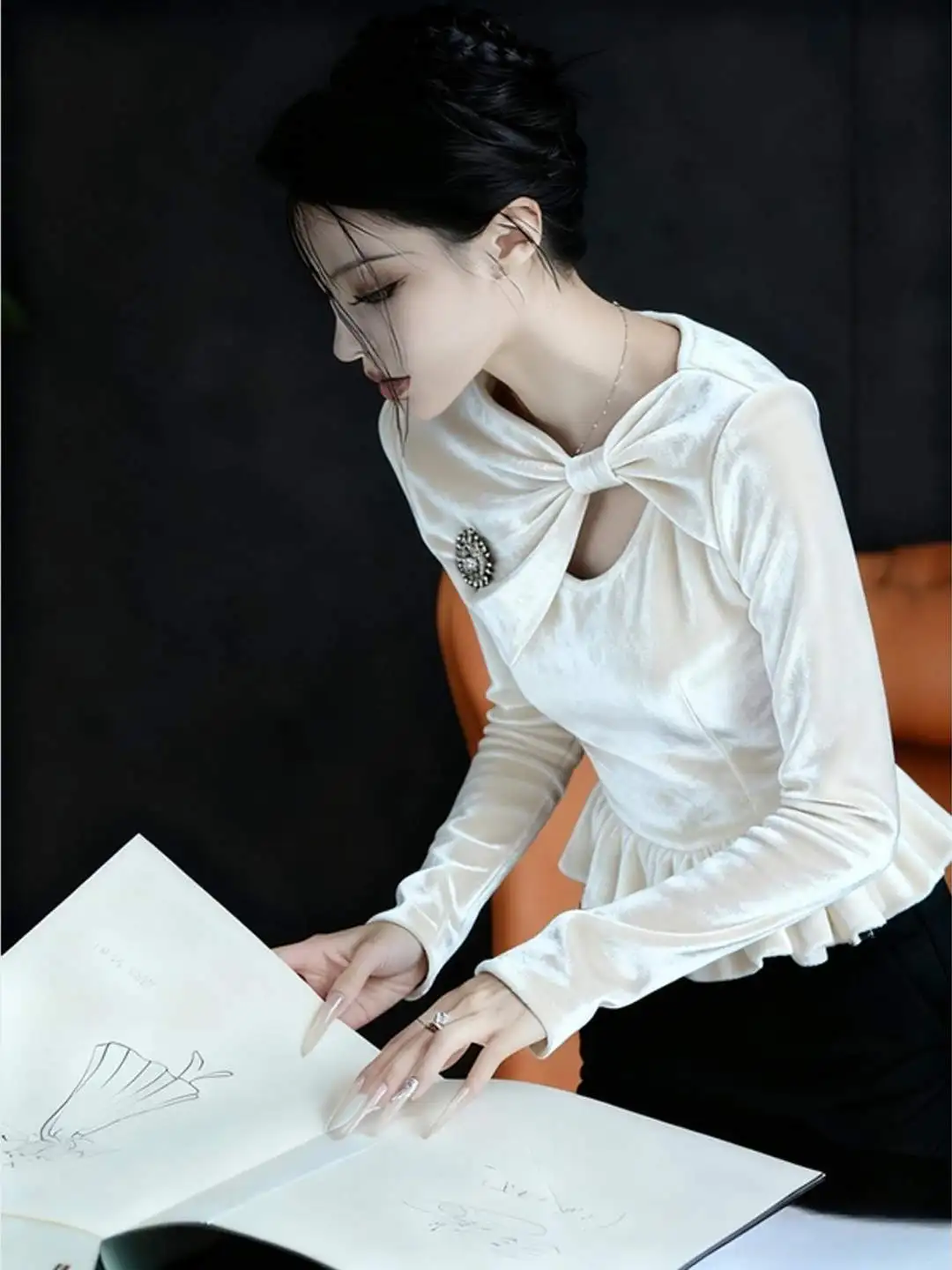 

White Velvet Shirt Women's Autumn High-End Lightweight Age-Defying Stylish Unique Beautiful Waist-Cut Top Commute Style Long ...