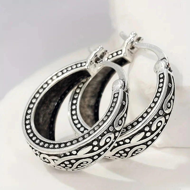 Huitan Vintage-Creolen mit geschnitztem Muster für Damen, minimalistische große Kreisohrringe, Boho-Accessoires für den Alltag, Retro-Schmuck