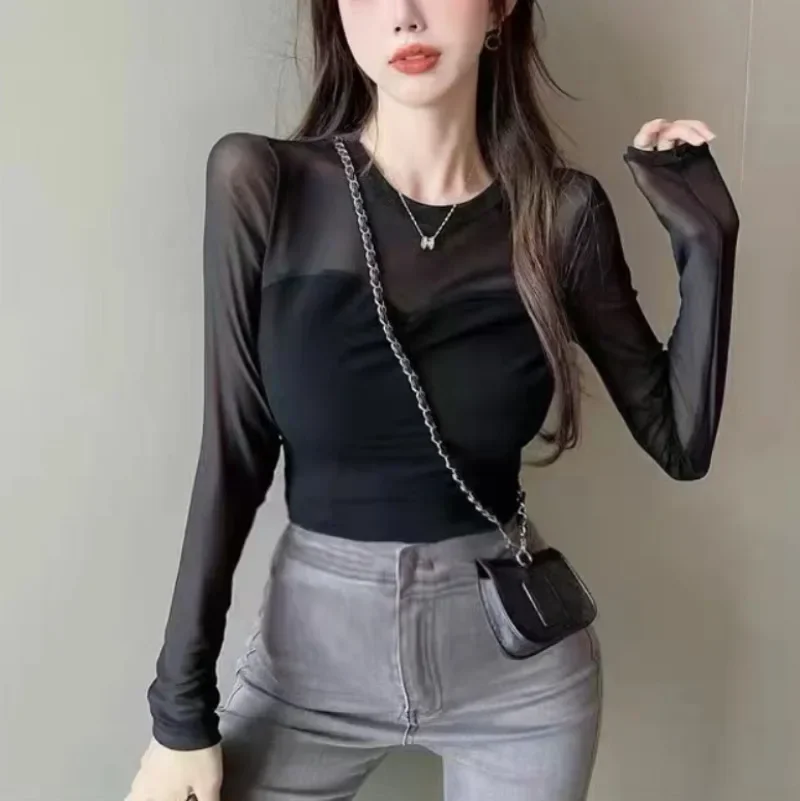 Top corto de manga larga con retazos de malla transparente para mujer, camiseta coreana Sexy delgada, camisa de cuello redondo de moda para mujer,