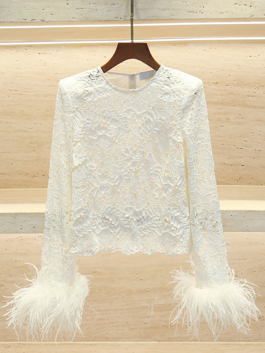 

Женский модный топ SP Home Весна 2025 с объемной вышивкой, ажурными вставками, перьевыми манжетами и кружевом, с круглым вырезом, длинными рукавами, свободного кроя