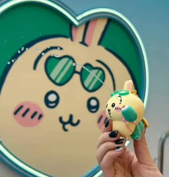 Chiikawa Wasserpistolen-Spielzeug-Schlüsselanhänger, niedlicher Usagi-Hachiware-Anhänger, Kawaii-Rucksack-Charm, Sammlerstück als Geschenk für Teenager und Fans – Detail 4