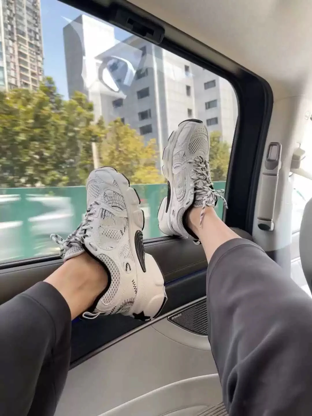 أحذية رياضية عصرية جديدة لعام 2025 بتصميم متعدد الألوان وقاعدة سميكة، أحذية أنيقة غير رسمية بنسيج شبكي، أحذية رياضية خفيفة ال...