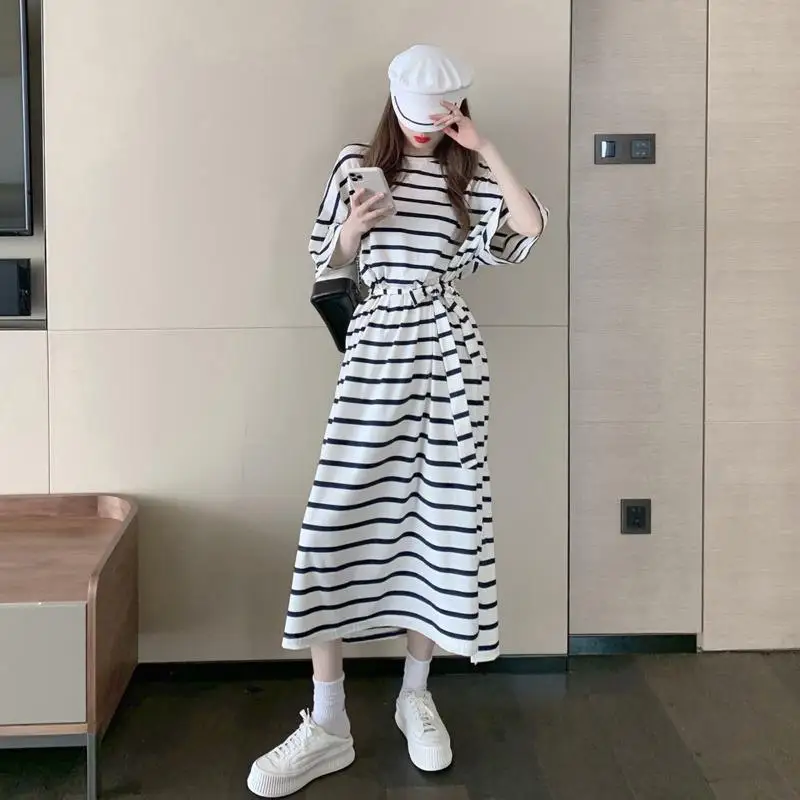 

Женское корейское платье-футболка больших размеров с поясом, в полоску, длиной выше колена, с утягивающим эффектом на талии, в корейском стиле