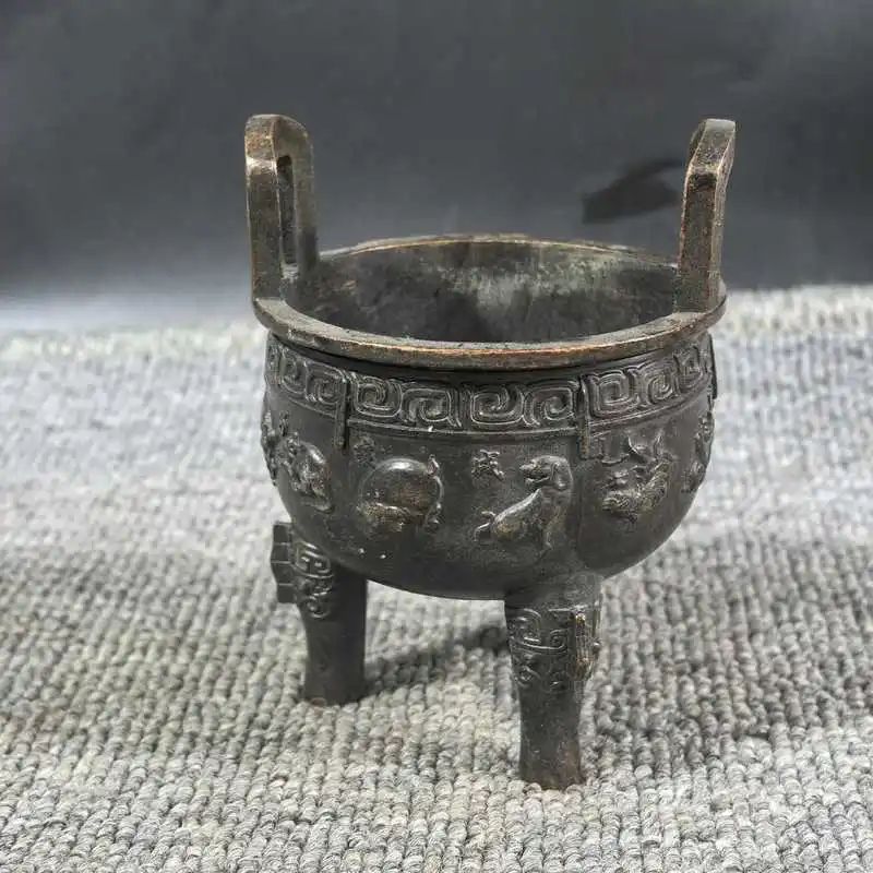 Antique-style ornaments: Xiao Simu , Houmu Weng , Square Ding, Incense Burner. Guangfa Bronze Ware