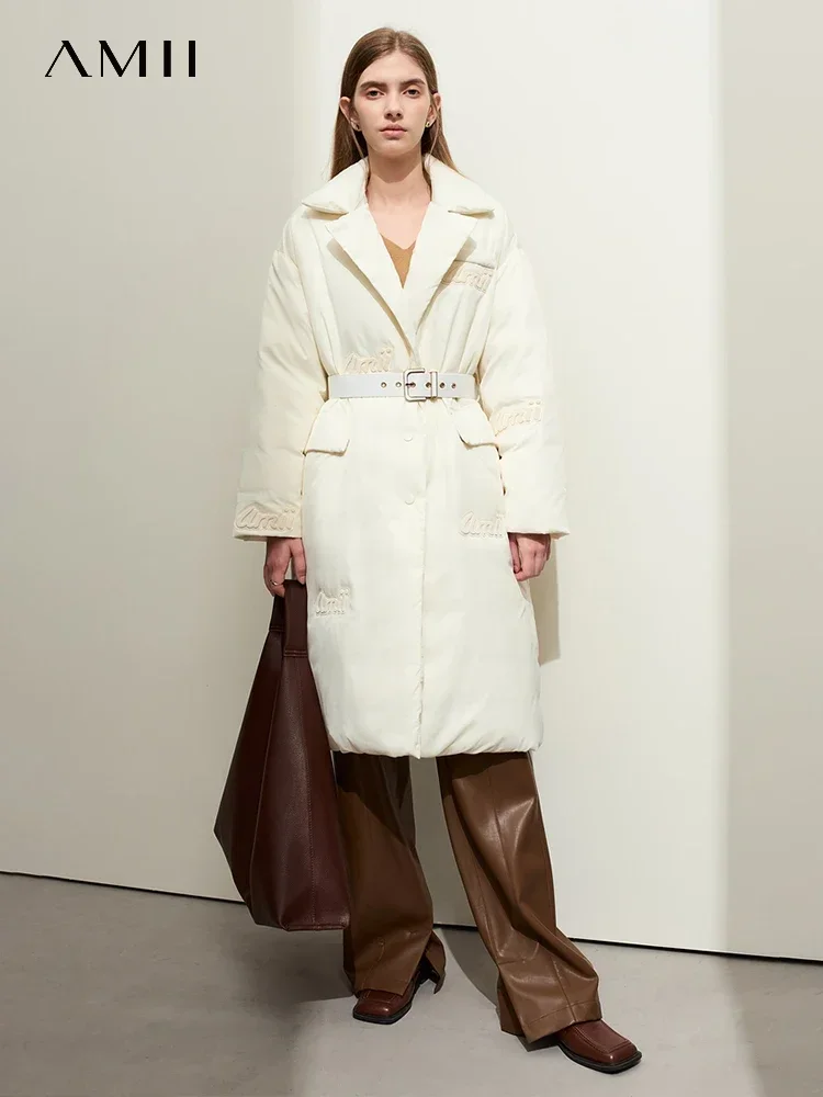 AMII ミニマリスト 2025 レディース ダウンコート 冬新作 通勤 ベルト付き スーツカラー ロングジャケット レター刺繍バッジ 12344055