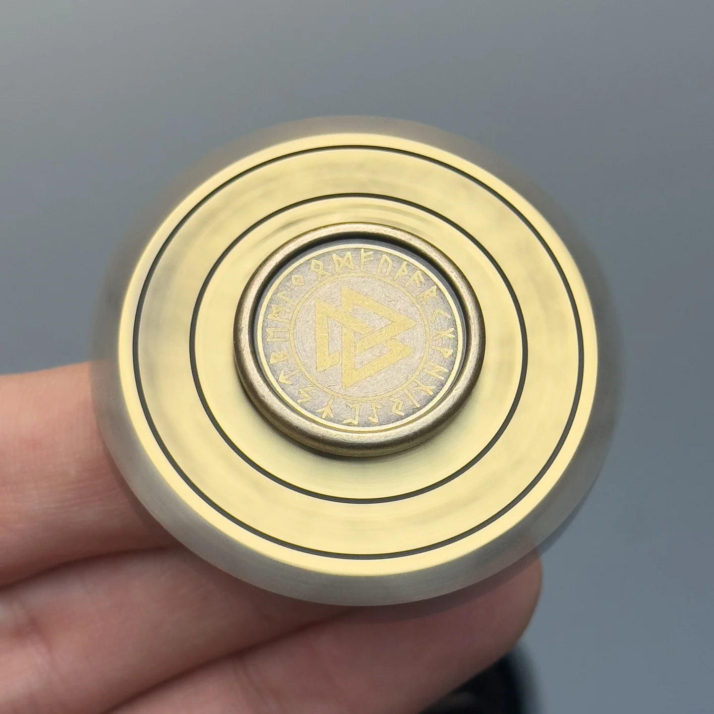 ฟิดเจ็ตสปินเนอร์รูนิกสไตล์ไวกิ้ง ทำจากโลหะทั้งชิ้น สำหรับพกพา ความแม่นยำสูง ช่วยคลายเครียด ของเล่นสปินเนอร์ระดับพรีเมียมสำหรับผู้ใหญ่