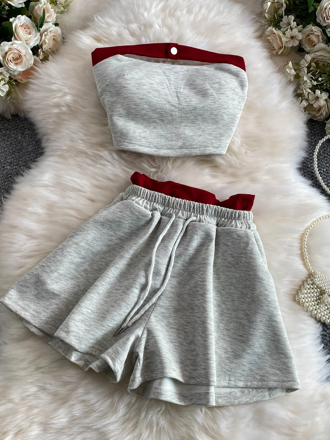 

Комплект из двух предметов: утягивающие брюки с высокой талией и широкими штанинами, асимметричный топ в корейском стиле для повседневной носки с воланами и вставками для груди