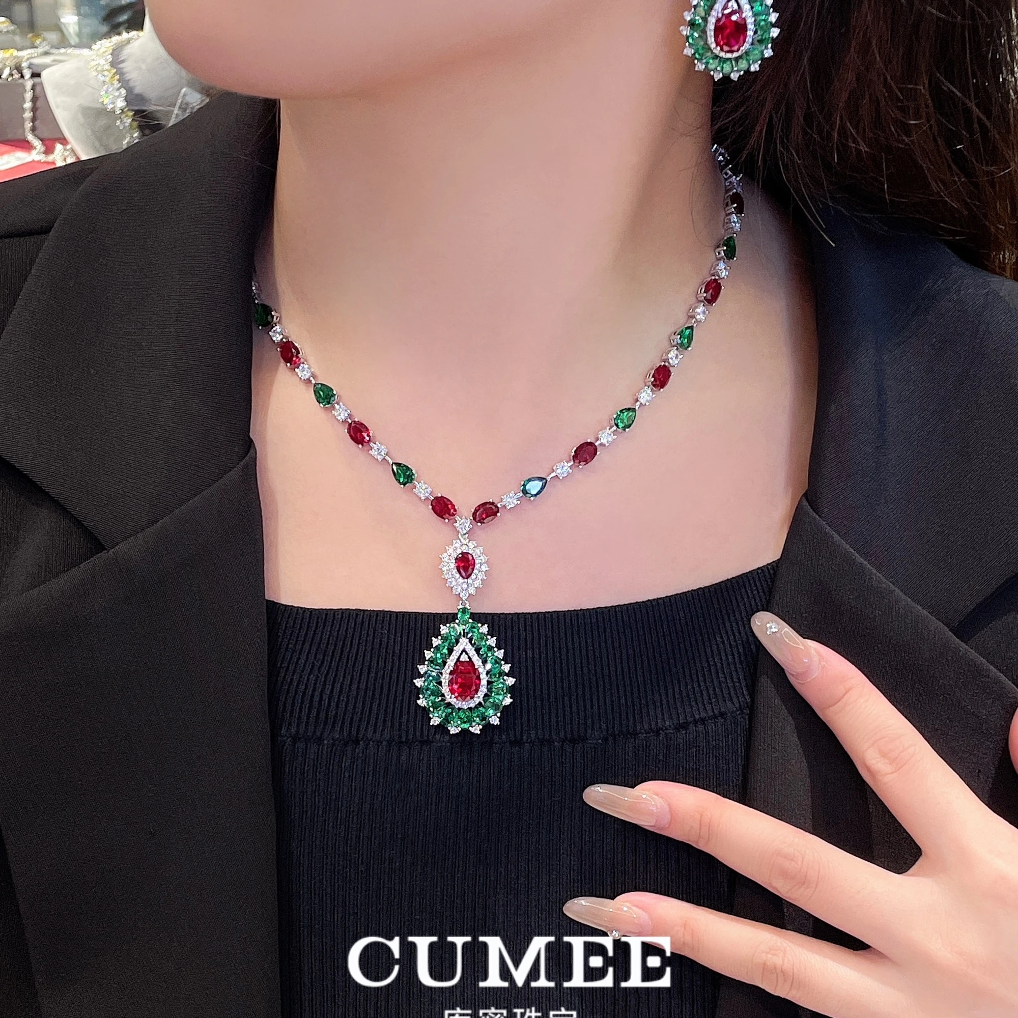 

CUMEE Персонализированный винтажный комплект серег-капель Изысканное культивирование Комплект ожерелья из синтетического рубина. Посеребренное золото 925.