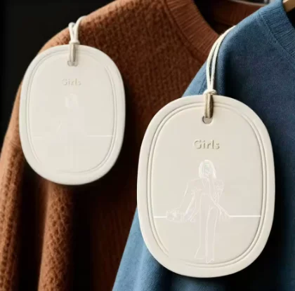 

Customized high-end clothing tags, thickened paper embossed men's and women's clothing paper label cards