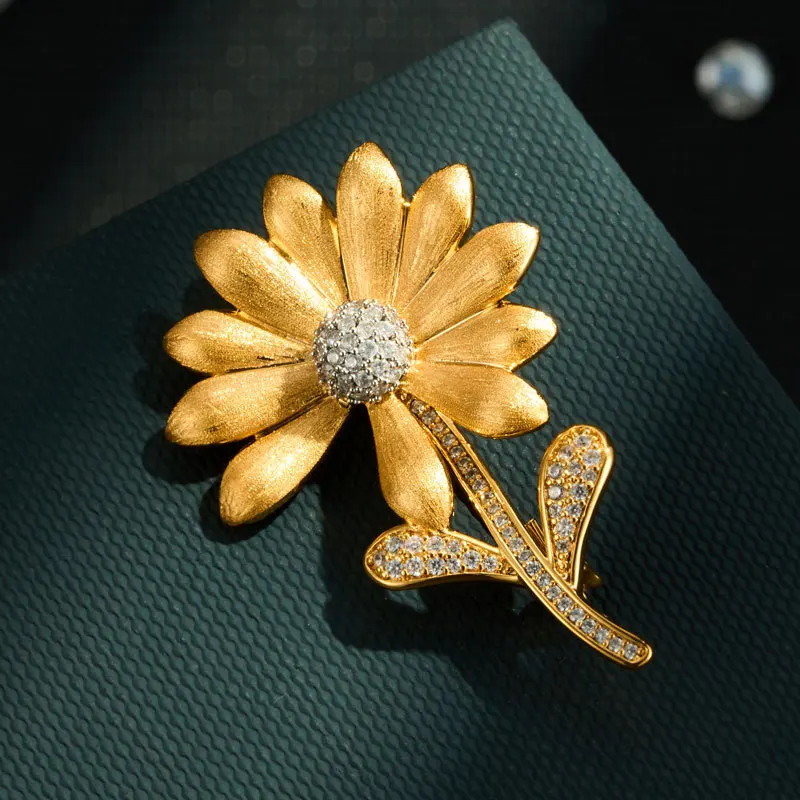 

Full Zircon Daisy Brooch, Brushed Gold Plated Flower Pin, Elegant Luminous Corsage