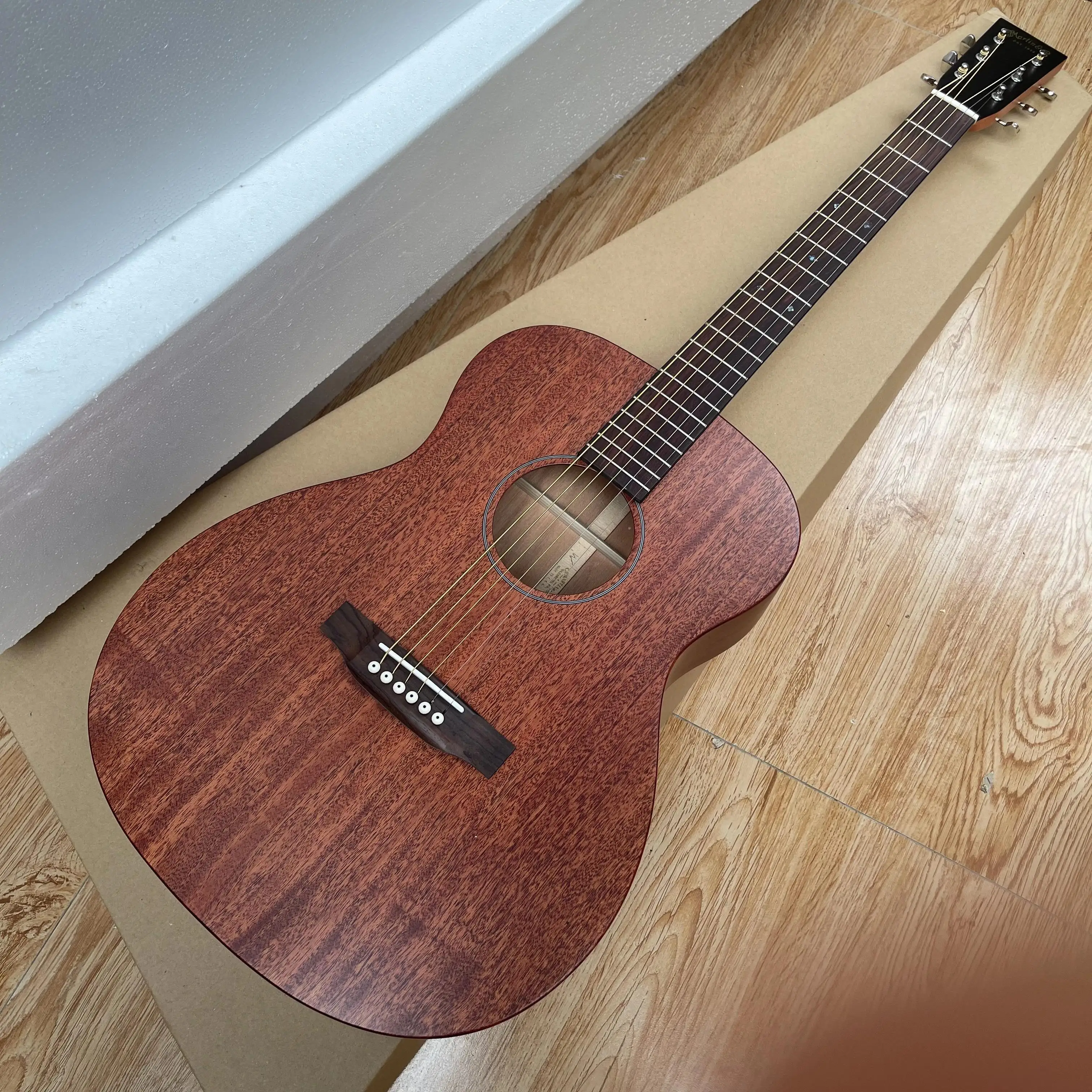 

New 39 inch luxury acoustic guitar. Peach blossom core wood body rose wood fingerboard with pickup truck.