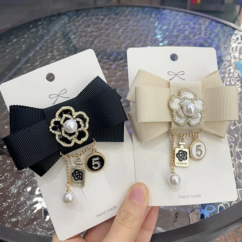 

Korean Fabric Bow Brooch Camellia Flower Pearl Tassel Corsage for Women Lapel Pins Suit Sweater Badge Luxulry Brooches Jewelry