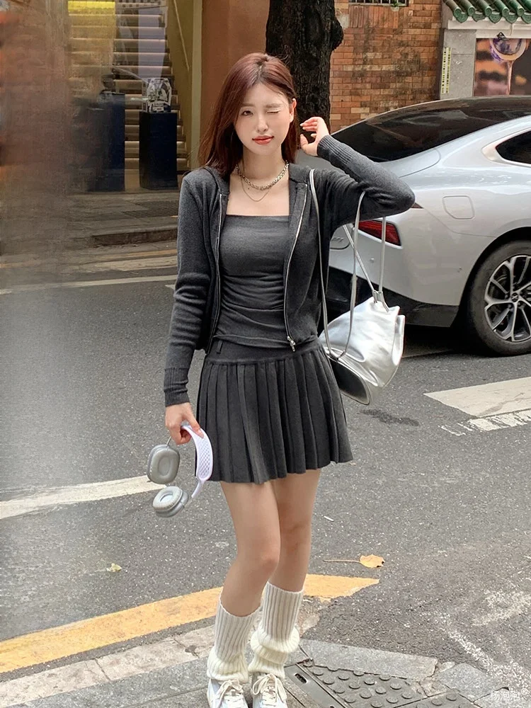 

Серый вязаный комплект для женщин Yang Bubble: безрукавка, короткая юбка и костюм-тройка с длинными рукавами, застежкой-молнией и шляпой.