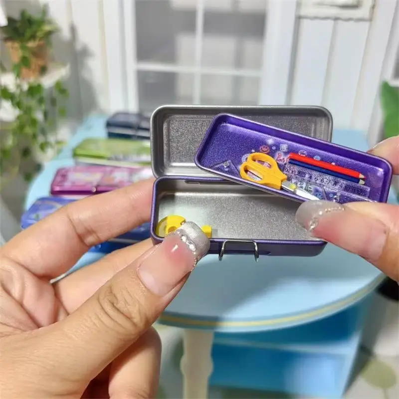 Miniaturowy dwupoziomowy żelazny piórnik z ołówkami, linijką, taśmą mierniczą i nożyczkami do domku dla lalek, model do dekoracji domku dla lalek, zabawki do zabawy w udawanie.