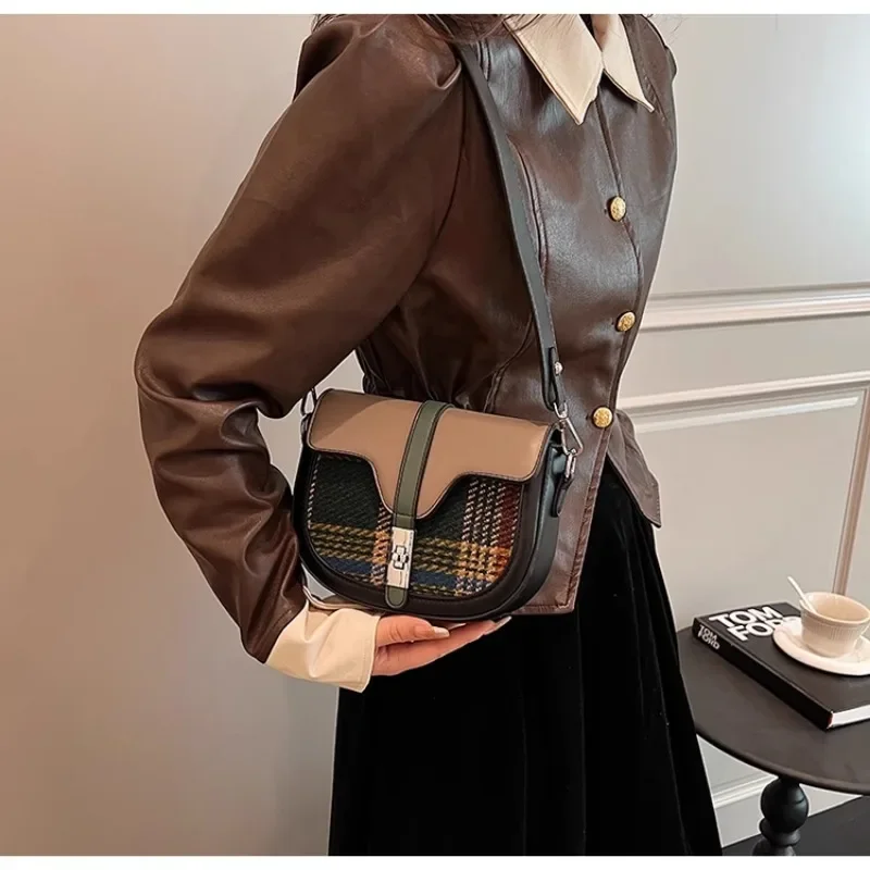 Trendy Wool Blend Grid Saddle Shoulder Crossbody Bags Women Tote Handbags and Purses 2023 New Plaid Messenger Bag High Quality