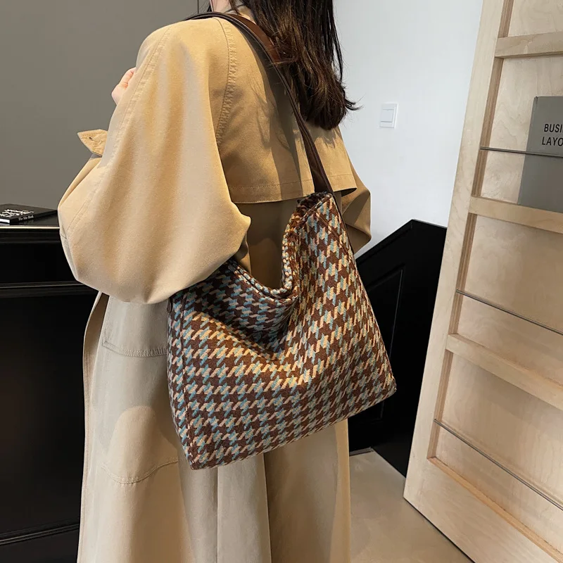 Bolso de mano a cuadros a la moda de otoño e invierno para mujer, nuevo bolso de hombro de gran capacidad de gama alta, bolso de viaje de estilo extranjero 2024