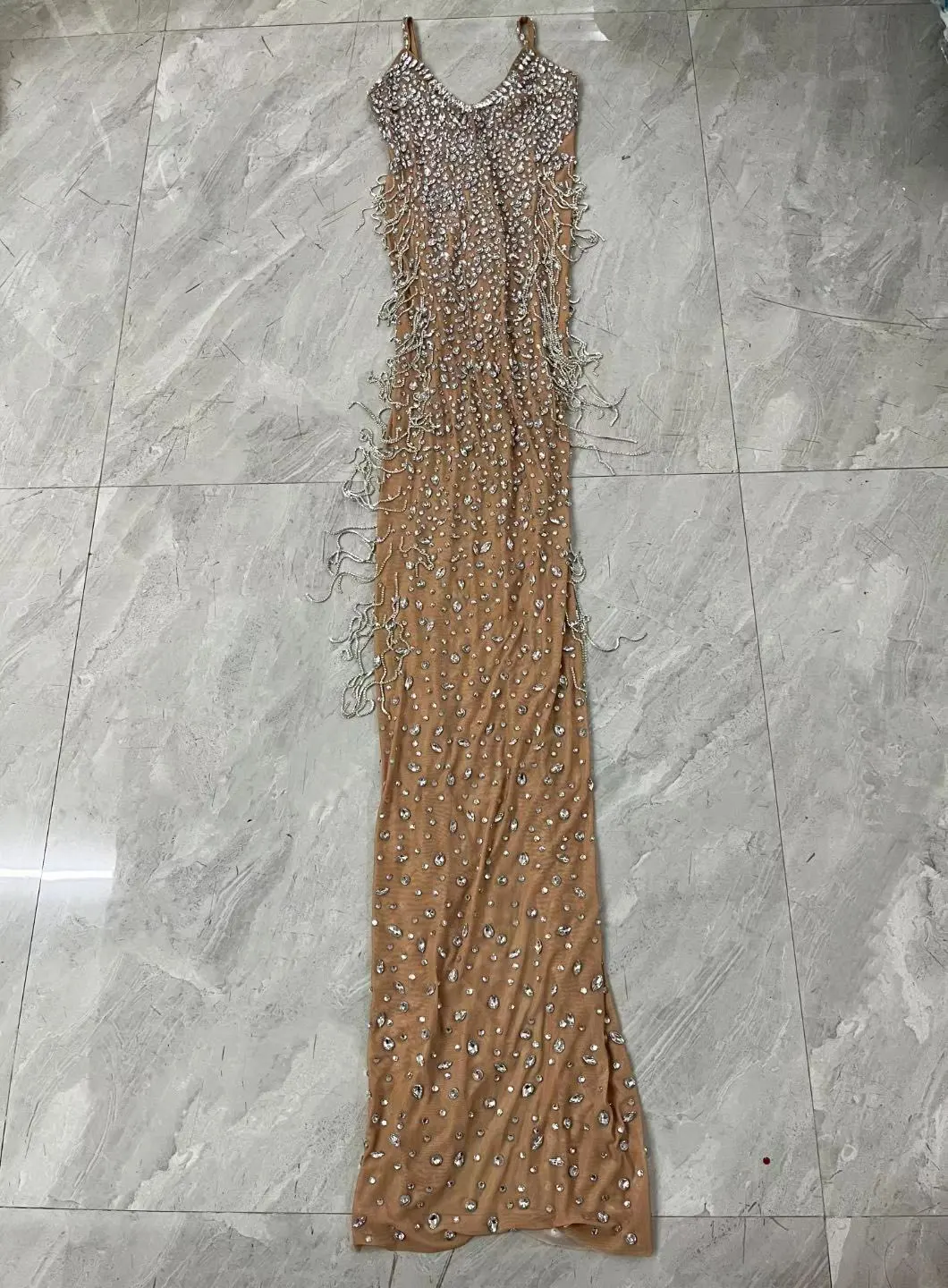 ชุดเดรสตาข่ายสีนู้ดประดับคริสตัลและโซ่แบบเซ็กซี่สำหรับผู้หญิง ใส่ไปงานปาร์ตี้ งานเฉลิมฉลอง งานราตรี ถ่ายภาพบนพรมแดง หรือการแสดงบนเวที