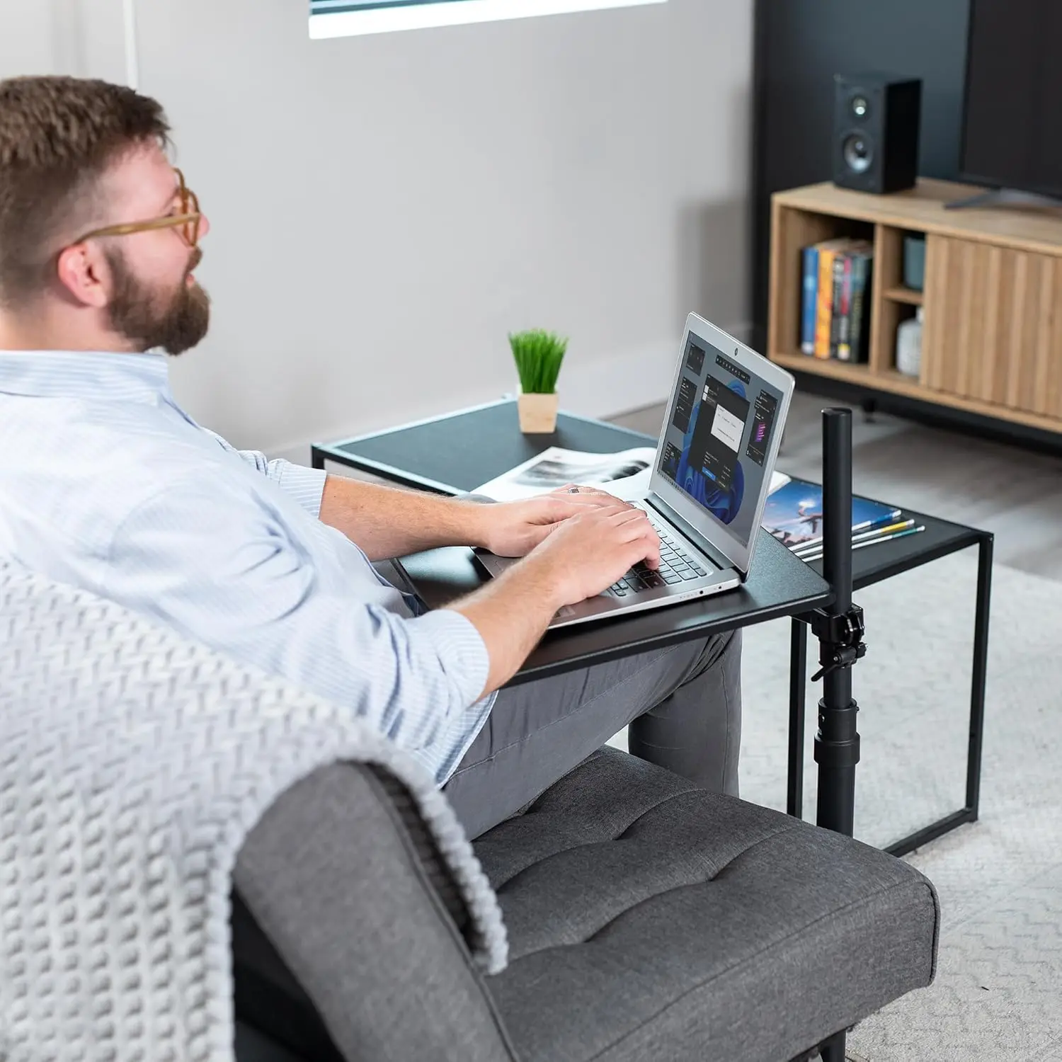 Mesa giratória sobre sofá de 20 polegadas, mesa para laptop para trabalho remoto, estação de trabalho reclinável portátil com balanço ajustável em altura